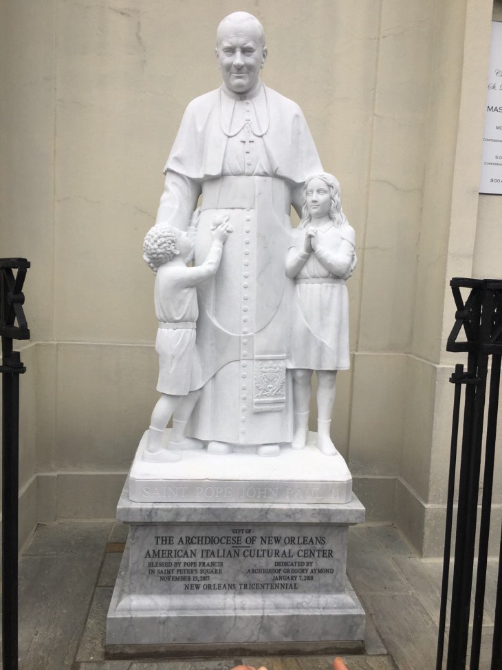 SBANDIERATORI STATUA PAPA