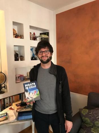 Clementi con libro Un Pirata in Cielo