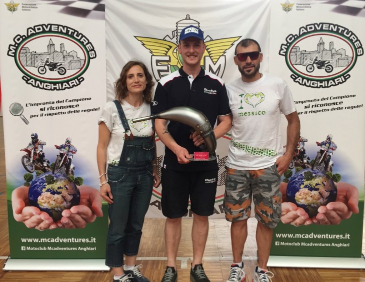 Fabio Pampaloni vincitore in mezzo ai fratelli Puletti che hanno realizzato il trofeo