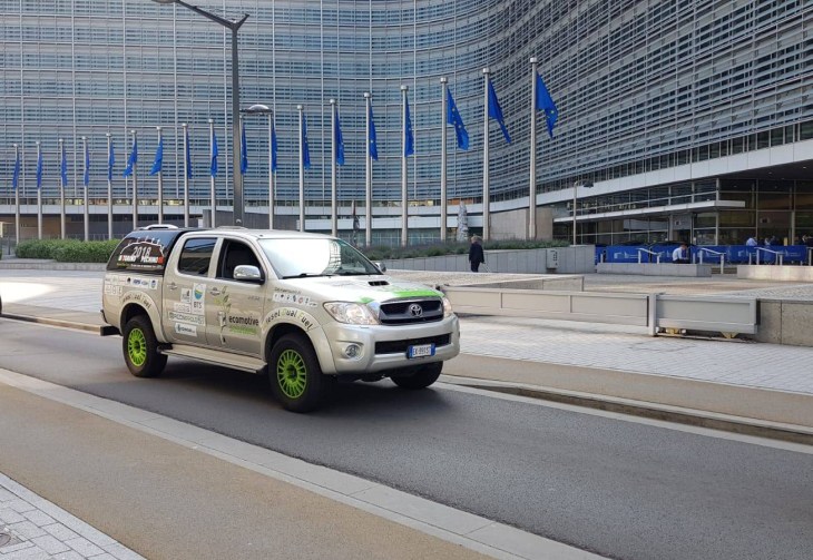 torino-pechino-la-toyota-hilux-della-torino-pechino-a-bruxelles.jpg