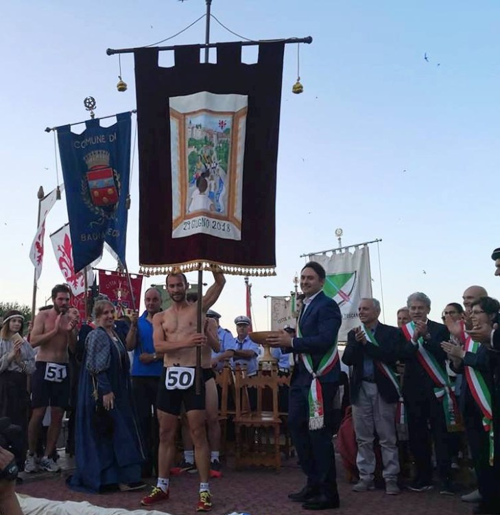 Il Palio della Vittoria alzato al cielo da Marini
