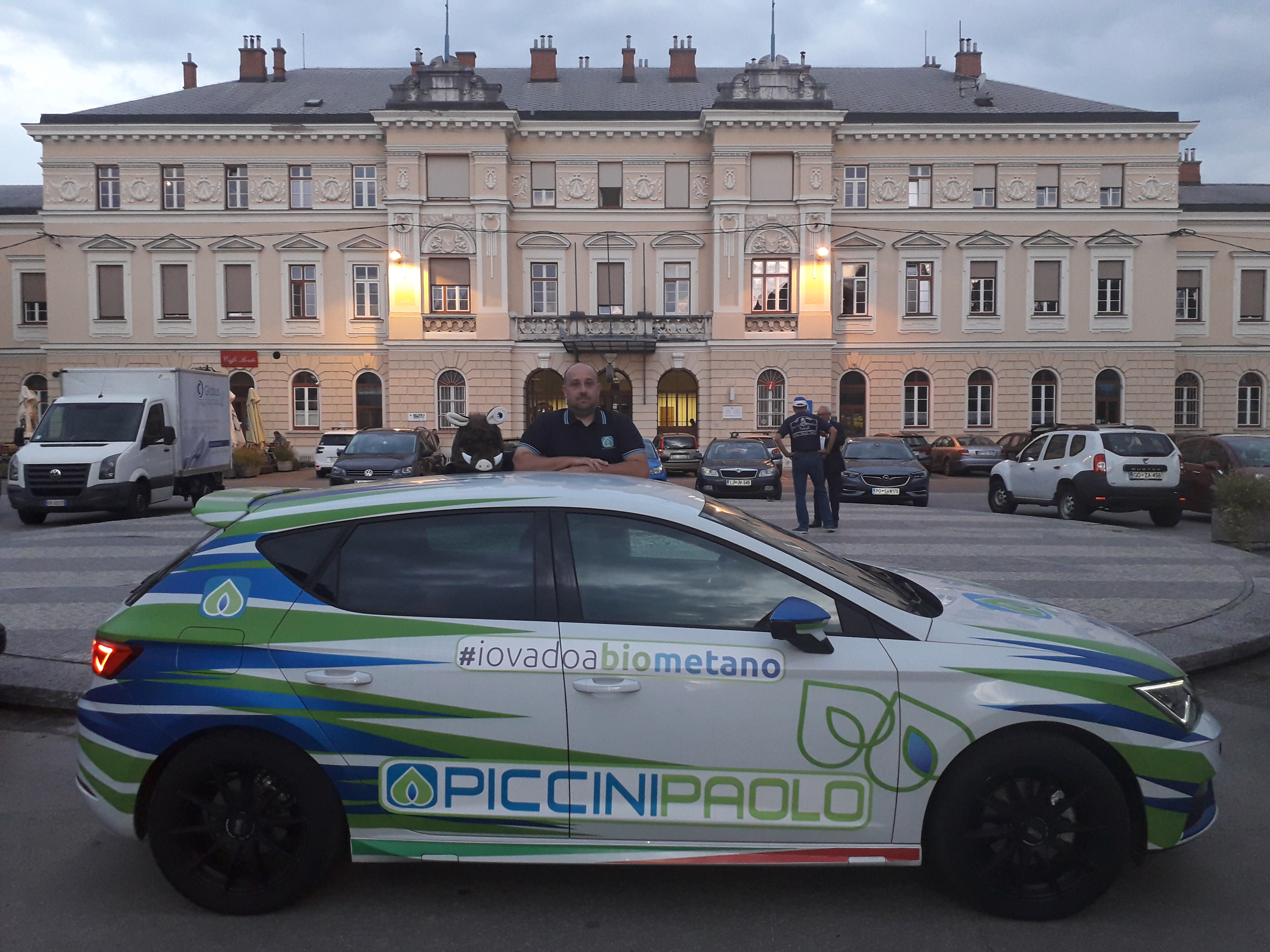 Guerrini e la Leon a metano di Piccini nella piazza divisa tra Gorizia e Nova Gorica (002)