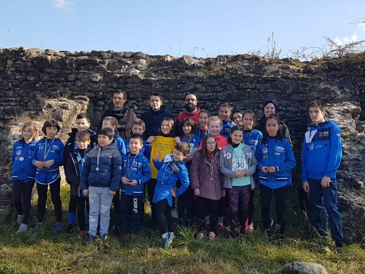 Avis cross sotto le mura