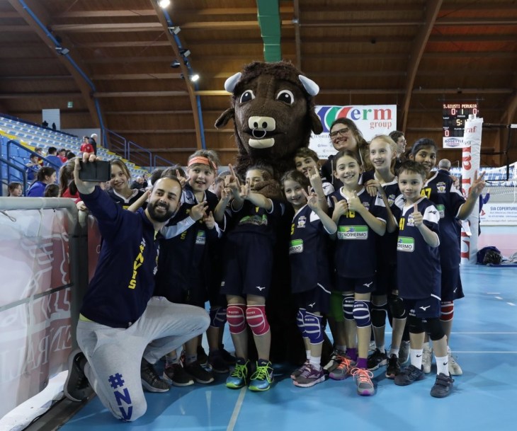 Manuel Lombardi e i bambini del VolleyS3